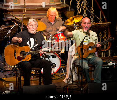 Bild von: Charlie Bryan Picture: Worcester UK: Fairport Convention, Simon Nicol, Dave Pegg, Gerry Conway, Chris Leslie und Ric Sanders, Durchführung Worcesters Huntington Hall, während ihre "Semi Acoustic UK-Tour". Datum-23.05.2014-Ref: Stockfoto