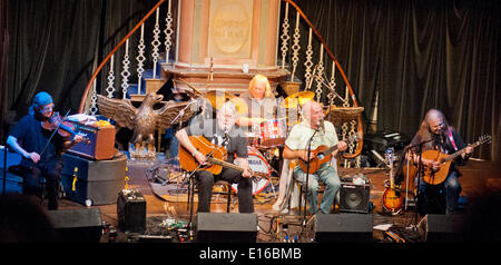 Bild von: Charlie Bryan Picture: Worcester UK: Fairport Convention, Simon Nicol, Dave Pegg, Gerry Conway, Chris Leslie und Ric Sanders, Durchführung Worcesters Huntington Hall, während ihre "Semi Acoustic UK-Tour". Datum-23.05.2014-Ref: Stockfoto