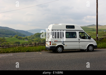 alte Ford Transit Wohnmobil geparkt in Layby auf der a6 Longsleddale Tal Cumbria uk Stockfoto