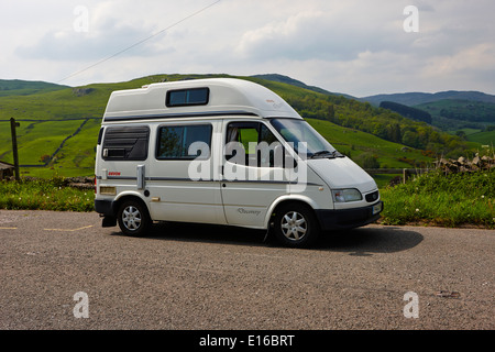 alte Ford Transit Wohnmobil geparkt in Layby auf der a6 Longsleddale Tal Cumbria uk Stockfoto