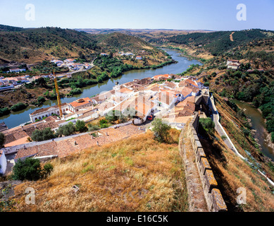 Mertola und Rio Guadiana Alentejo Portugal Stockfoto