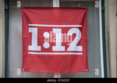 Fahnen, die Unterstützung der 1:12 Initiative "(aka" Fat Cat") um zu begrenzen Manager Zahlen hängen von Gebäuden in Zürich, Schweiz. Stockfoto