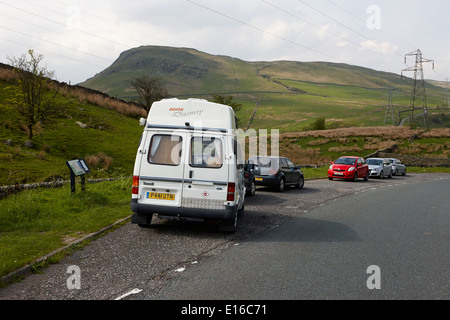 alte Ford Transit Wohnmobil geparkt in Layby auf der a6 Borrowdale Tal Cumbria uk Stockfoto