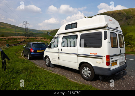 alte Ford Transit Wohnmobil geparkt in Layby auf der a6 Borrowdale Tal Cumbria uk Stockfoto