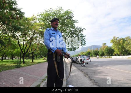 Islamabad, Pakistan. 24. Mai 2014. Ein pakistanischer Polizist steht Wache an einem Checkpoint aufgrund hoher Sicherheitswarnung in Islamabad, der Hauptstadt von Pakistan, am 24. Mai 2014. Ein Wachmann wurde getötet und einen anderen verletzt, wenn zwei separate Bombenanschläge der pakistanischen Hauptstadt Islamabad in den frühen Morgenstunden des Samstag morgens getroffen, sagten Beamte. Bildnachweis: Ahmad Kamal/Xinhua/Alamy Live-Nachrichten Stockfoto