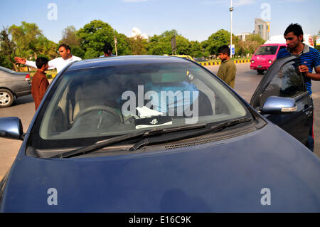 Islamabad. 24. Mai 2014. Ein pakistanischer Polizist (C) prüft ein Auto bei einem Checkpoint aufgrund hoher Sicherheitswarnung in Islamabad, der Hauptstadt von Pakistan am 24. Mai 2014. Ein Wachmann wurde getötet und einen anderen verletzt, wenn zwei separate Bombenanschläge der pakistanischen Hauptstadt Islamabad in den frühen Morgenstunden des Samstag morgens getroffen, sagten Beamte. Bildnachweis: Ahmad Kamal/Xinhua/Alamy Live-Nachrichten Stockfoto