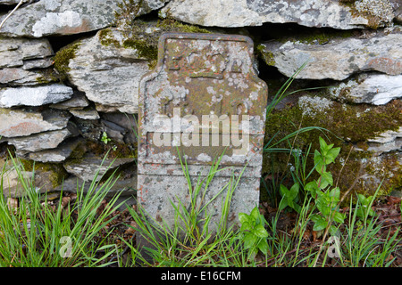 Alte gpo-Kabeldiaphragma-Markierungsstift aus Gusseisen in den Füßen Und Zoll am Straßenrand der A6 cumbria uk Stockfoto