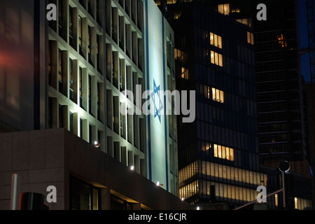 Die israelische Flagge hängt in einem Gebäude in Tel Aviv während des offiziellen Gedenktages von Yom Hazikaron Israel für die gefallenen Soldaten der israelischen Kriege und Opfer von Terroranschlägen Stockfoto