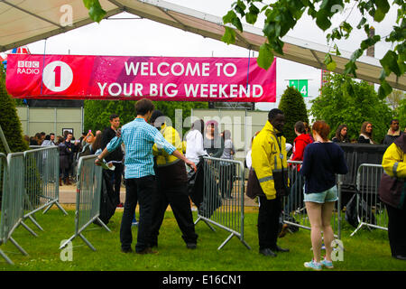 Glasgow, Schottland. 24. Mai 2014. BBC Radio 1's Big Weekend Glasgow UK.  Sicherheits-checks wie Glasgow Green Credit Fans ankommen: ALAN OLIVER/Alamy Live News Stockfoto