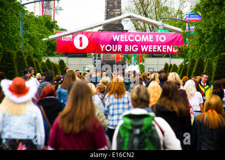 Glasgow, Schottland. 24. Mai 2014. BBC Radio 1's Big Weekend Glasgow UK.  Fans schwärmen in Glasgow Green für das Ereignis Credit: ALAN OLIVER/Alamy Live News Stockfoto