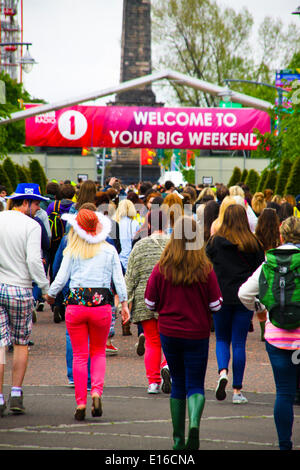 Glasgow, Schottland. 24. Mai 2014. BBC Radio 1's Big Weekend Glasgow UK.    Fans schwärmen in Glasgow Green für das Ereignis Credit: ALAN OLIVER/Alamy Live News Stockfoto