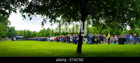 Glasgow, Schottland. 24. Mai 2014. BBC Radio 1's Big Weekend Glasgow UK.  Eine lange Schlange von Fans erstreckt sich über Glasgow Green, die darauf warten, geben die Website Credit: ALAN OLIVER/Alamy Live News Stockfoto