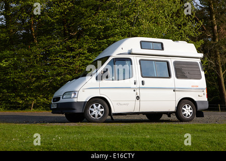 alte Ford Transit Wohnmobil geparkt abseits der ausgetretenen Pfade in Layby Rural unterwegs in Northumberland uk Stockfoto