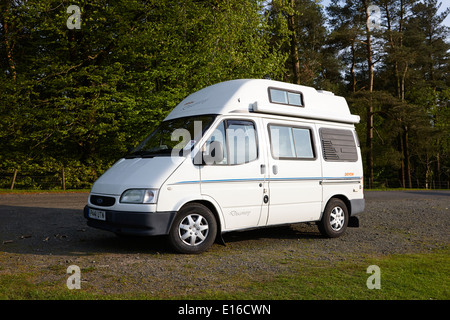 alte Ford Transit Wohnmobil geparkt abseits der ausgetretenen Pfade in Layby Rural unterwegs in Northumberland uk Stockfoto