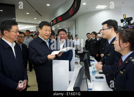 Shanghai, China. 23. Mai 2014. Chinesischen Staatspräsidenten Xi Jinping (2. L) spricht mit Arbeitern in Waigaoqiao Komplettservice Hall von China (Shanghai) Pilot Free Trade Zone (FTZ) während seiner Inspektion in Shanghai, Ost-China, 23. Mai 2014. Xi Jinping gemacht eine Inspektionsreise nach Shanghai von Freitag bis Samstag. Bildnachweis: Huang Jingwen/Xinhua/Alamy Live-Nachrichten Stockfoto