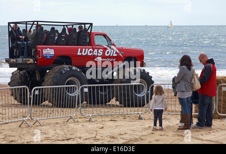 Leute genießen Sie eine Fahrt mit einem Monster Truck am ersten Tag des ersten Bournemouth Räder Festival im Mai, Bournemouth, Dorset UK Credit: Carolyn Jenkins/Alamy Leben Nachrichten. Stockfoto