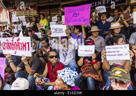 Bangkok, Thailand. 24. Mai 2014. Menschen protestieren gegen die thailändische Militärputsch am Eingang eine Shopping-Mall in Bangkok. Es gab mehrere Märsche in verschiedenen Teilen von Bangkok nach dem Putsch zu protestieren, der vom Volk gewählte Regierung unseated. Soldaten und Polizisten konfrontiert Demonstranten und machte mehrere Festnahmen, aber die meisten der Proteste waren friedlich. Die Militär-Junta auch das Abfeuern von mehrere Polizei-Kommandanten und Auflösung des thailändischen Senats angekündigt. Bildnachweis: ZUMA Press, Inc./Alamy Live-Nachrichten Stockfoto