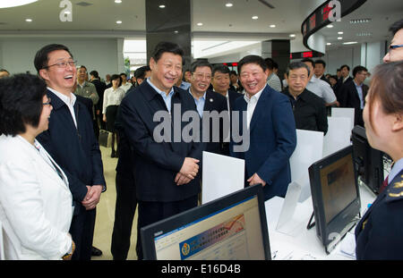 Shanghai, China. 23. Mai 2014. Chinesischen Staatspräsidenten Xi Jinping (3. L) spricht mit Arbeitern in Waigaoqiao Komplettservice Hall von China (Shanghai) Pilot Free Trade Zone (FTZ) während seiner Inspektion in Shanghai, Ost-China, 23. Mai 2014. Xi Jinping gemacht eine Inspektionsreise nach Shanghai von Freitag bis Samstag. Bildnachweis: Huang Jingwen/Xinhua/Alamy Live-Nachrichten Stockfoto