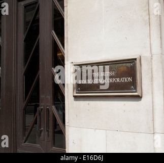 British Broadcasting Corporation Haupteingang mit Plakette Stockfoto