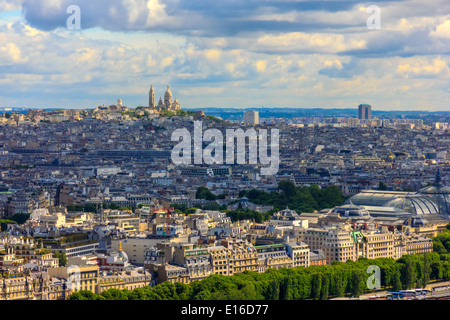 Blick auf Paris, den Hügel Montmartre und Sacre Coeur Basilika und vom Eiffel-Turm Stockfoto