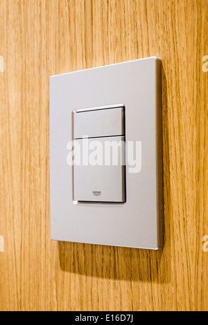 Moderne Toilettenspülung im Badezimmer im modernen Haus, London, UK Stockfoto