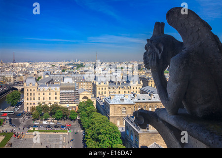 Die Stryge (am berühmtesten von den Chimeres) mit Blick auf die Basilika des Heiligen Herzens von Jesus an die Kathedrale Notre Dame in Paris Stockfoto