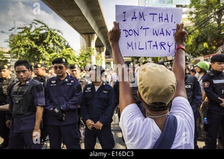 Bangkok, Thailand. 24. Mai 2014. Ein Anti-Putsch Demonstrant konfrontiert Polizei an einer Straßensperre der Polizei in Bangkok. Es gab mehrere Märsche in verschiedenen Teilen von Bangkok nach dem Putsch zu protestieren, der vom Volk gewählte Regierung unseated. Soldaten und Polizisten konfrontiert Demonstranten und machte mehrere Festnahmen, aber die meisten der Proteste waren friedlich. Die Militär-Junta auch das Abfeuern von mehrere Polizei-Kommandanten und Auflösung des thailändischen Senats angekündigt. Bildnachweis: ZUMA Press, Inc./Alamy Live-Nachrichten Stockfoto