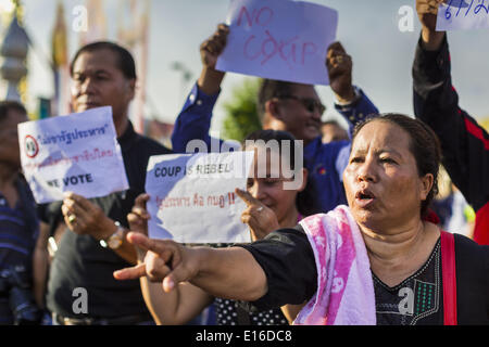 Bangkok, Thailand. 24. Mai 2014. Thai anti-coup/pro-democracy Demonstranten versammeln sich am Victory Monument in Bangkok. Es gab mehrere Märsche in verschiedenen Teilen von Bangkok nach dem Putsch zu protestieren, der vom Volk gewählte Regierung unseated. Soldaten und Polizisten konfrontiert Demonstranten und machte mehrere Festnahmen, aber die meisten der Proteste waren friedlich. Die Militär-Junta auch das Abfeuern von mehrere Polizei-Kommandanten und Auflösung des thailändischen Senats angekündigt. Bildnachweis: ZUMA Press, Inc./Alamy Live-Nachrichten Stockfoto