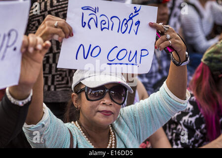 Bangkok, Thailand. 24. Mai 2014. Thai anti-coup/pro-democracy Demonstranten versammeln sich am Victory Monument in Bangkok. Es gab mehrere Märsche in verschiedenen Teilen von Bangkok nach dem Putsch zu protestieren, der vom Volk gewählte Regierung unseated. Soldaten und Polizisten konfrontiert Demonstranten und machte mehrere Festnahmen, aber die meisten der Proteste waren friedlich. Die Militär-Junta auch das Abfeuern von mehrere Polizei-Kommandanten und Auflösung des thailändischen Senats angekündigt. Bildnachweis: ZUMA Press, Inc./Alamy Live-Nachrichten Stockfoto