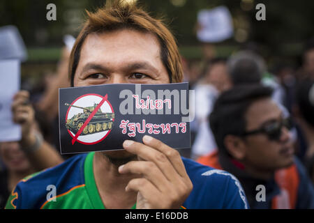 Bangkok, Thailand. 24. Mai 2014. Thai anti-coup/pro-democracy Demonstranten versammeln sich am Victory Monument in Bangkok. Es gab mehrere Märsche in verschiedenen Teilen von Bangkok nach dem Putsch zu protestieren, der vom Volk gewählte Regierung unseated. Soldaten und Polizisten konfrontiert Demonstranten und machte mehrere Festnahmen, aber die meisten der Proteste waren friedlich. Die Militär-Junta auch das Abfeuern von mehrere Polizei-Kommandanten und Auflösung des thailändischen Senats angekündigt. Bildnachweis: ZUMA Press, Inc./Alamy Live-Nachrichten Stockfoto