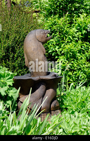 Hölzerne Fisch Skulptur, Grange-Over-Sands Promenade, Cumbria, England, UK Stockfoto