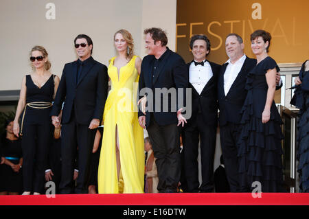 Kelly Preston, John Travolta, Uma Thurman, Quentin Tarantino, Lawrence Bender, Harvey Weinstein und Gast, die Teilnahme an den "Sils Maria/Wolken von Sils Maria" premiere bei den 67. Filmfestspielen von Cannes am 23. Mai 2014 Stockfoto