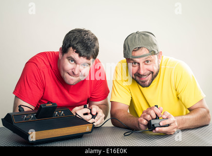 Jungs spielen Atari 2600 ist eine Spielkonsole Atari VCS Video Computer System mit Combat Spiel Stockfoto