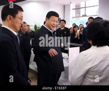 Shanghai, China. 23. Mai 2014. Chinese President Xi Jinping (C) spricht mit Arbeitern in Waigaoqiao Komplettservice Hall von China (Shanghai) Pilot Free Trade Zone (FTZ) während seiner Inspektion in Shanghai, Ost-China, 23. Mai 2014. Xi Jinping gemacht eine Inspektionsreise nach Shanghai von Freitag bis Samstag. Bildnachweis: Lan Hongguang/Xinhua/Alamy Live-Nachrichten Stockfoto