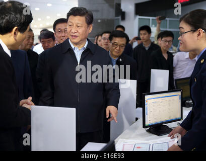 Shanghai, China. 23. Mai 2014. Chinese President Xi Jinping (C) spricht mit Arbeitern in Waigaoqiao Komplettservice Hall von China (Shanghai) Pilot Free Trade Zone (FTZ) während seiner Inspektion in Shanghai, Ost-China, 23. Mai 2014. Xi Jinping gemacht eine Inspektionsreise nach Shanghai von Freitag bis Samstag. Bildnachweis: Lan Hongguang/Xinhua/Alamy Live-Nachrichten Stockfoto