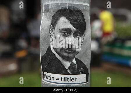 Aufkleber mit dem russischen Präsidenten Wladimir Putin als Adolf Hitler und mit einem Gleichheitszeichen zwischen ihren Namen in Prag, Tschechische Republik gesehen. Aufkleber, die den russischen Präsidenten Wladimir Putin mit dem charakteristischen Haarschnitt und dem Schnurrbart der Zahnbürste von Adolf Hitler darstellen, sind an verschiedenen Orten in Prag, Tschechien, erschienen. Stockfoto