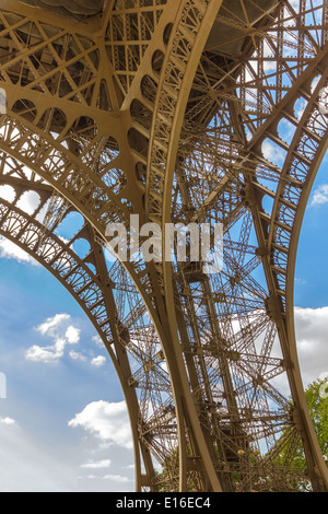 Ansicht von unten auf Eiffelturm (La Tour Eiffel) in Paris, Frankreich Stockfoto