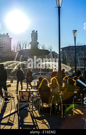 Europa, Frankreich, Bouches-du-Rhône, Aix-en-Provence. Kaffee am Brunnen in der Rotonde. Stockfoto