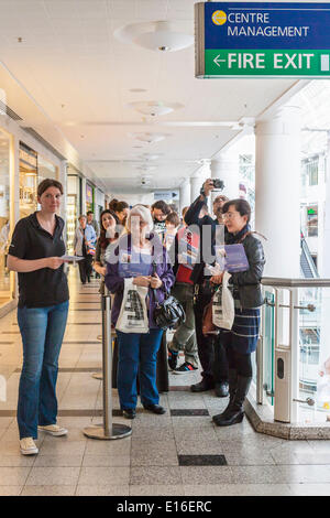 Kingston upon Thames, London, England, 24. Mai 2014. James Bowen und seine berühmten Ingwer Katze, Bob, waren überwältigt von begeisterten Fans bei einer Signierstunde in Waterstones Buchladen in Kingston-upon-Thames heute Morgen. James Bowen fanden die kranke, streunende Katze vor seiner Haustür, im Jahr 2007. Er fütterte ihn, medizinischen Versorgung für ihn gesucht. und versuchten, die Besitzer der Katze aber nicht zu verfolgen. Ehemals obdachlose Addict und Big Issue Verkäufer behauptet, dass Bob ihm einen Grund gab zu leben und sein Leben umdrehen. Bildnachweis: Eden Breitz/Alamy Live-Nachrichten Stockfoto