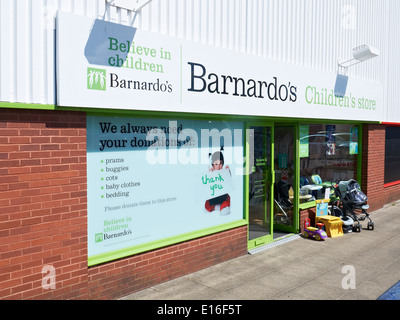 Barnardo es Kinder Charity Shop in Northwich Cheshire uk Stockfoto