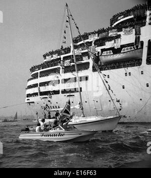 AJAXNETPHOTO. 11TH. JULI 1982. SOUTHAMPTON, ENGLAND - S.S.CANBERRA, DAS WÄHREND DES FALKLAND-KONFLIKTS EINGESETZT WURDE, KEHRT NACH SOUTHAMPTON ZURÜCK. FOTO: JONATHAN EASTLAND/AJAX Stockfoto