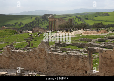 Blick auf die römische Stadt Dougga und die umliegende Landschaft, Tunesien Stockfoto