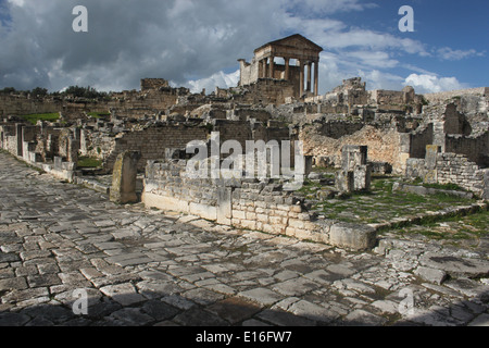 Blick auf die römische Stadt Dougga, überragt vom Kapitol-Gebäudes. Dougga ist eines der am besten erhaltenen Städte des römischen Afrika Stockfoto