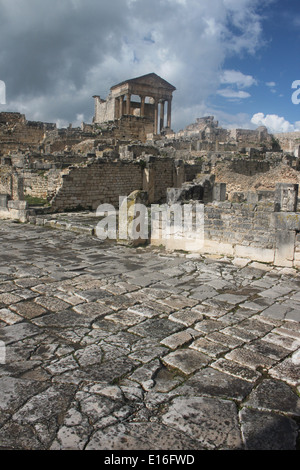 Blick auf die römische Stadt Dougga, überragt vom Kapitol-Gebäudes. Dougga ist eines der am besten erhaltenen Städte des römischen Afrika Stockfoto