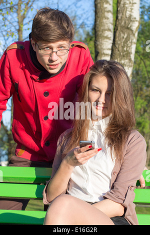 Junge Mode, elegante stilvolle paar posiert in einer europäischen Stadt-Park. Hipster nettes Mädchen mit schöner Mann Spaß im Freien. Stockfoto