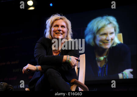 Hay on Wye, Wales UK, Samstag 24 Mai 2014 Komiker JENNIFER SAUNDERS auf der Bühne am dritten Tag des Daily Telegraph Heu Literaturfestival 2014, Wales UK Credit: Keith Morris/Alamy Live-Nachrichten Stockfoto