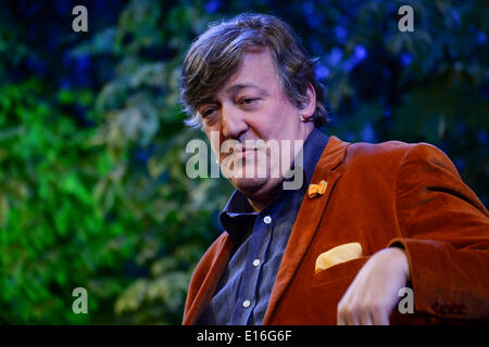 Heu auf Wye, Wales UK, Samstag, 24. Mai 2014 STEPHEN FRY, der neue Präsident der Hay Festival, reden, Shakespeare und Liebe auf der Bühne am dritten Tag des Daily Telegraph Heu Literaturfestival 2014, Wales UK Credit: Keith Morris/Alamy Live-Nachrichten Stockfoto