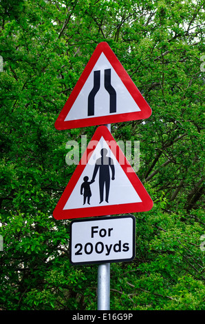 Straße Warnzeichen für eine Verengung Straße und kein Wanderweg für Fußgänger, UK