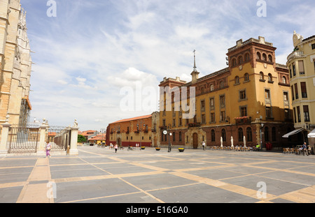 Gebäude mit einem Turm auf der Plaza de Regla gegenüber der Catedral de Leon. Leon, Kastilien-León, Spanien Stockfoto