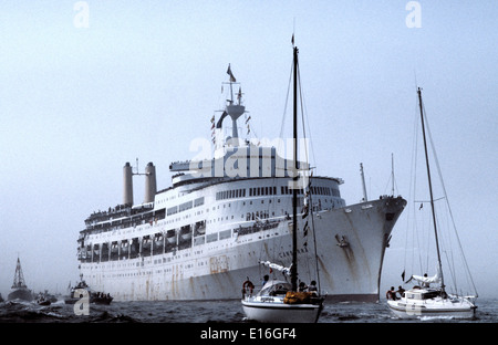 AJAXNETPHOTO.11TH JULI 1982. SOUTHAMPTON, ENGLAND.- S.S.CANBERRA, VON DER MOD ALS TRUPPENSCHIFF WÄHREND DER FALKLANDS EINGESETZT, KEHRT NACH HAUSE ZURÜCK. FOTO: JONATHAN EASTLAND/AJAX REF:910180 Stockfoto